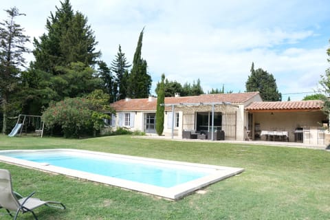 MOURIÈS vacation rental, Alpilles Provence comfortable villa with private pool, large garden for 8 people. Online reservation with Plaisirs & Maisons de Provence