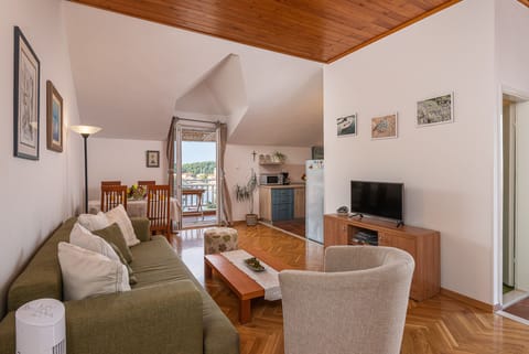 Leaving room with kitchen