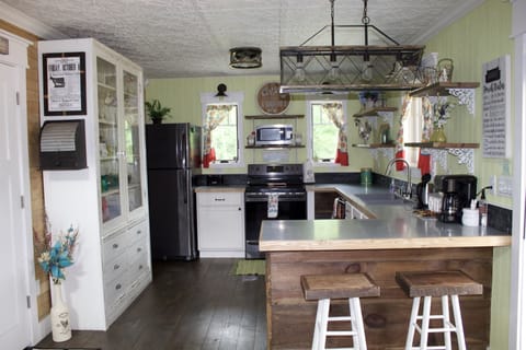 Full cozy kitchen.