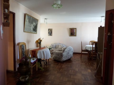 LOVELY AND COMFORTABLE 2 BDR APPARTMENT.