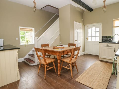 Fridge, oven, toaster, cookware/dishes/utensils