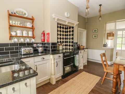 Fridge, oven, toaster, cookware/dishes/utensils