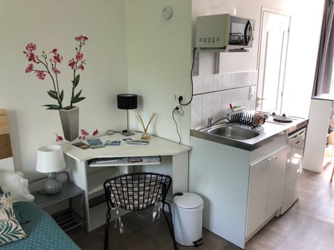 Fridge, microwave, coffee/tea maker, toaster