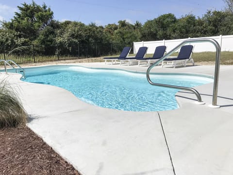Salt water pool (not heated)