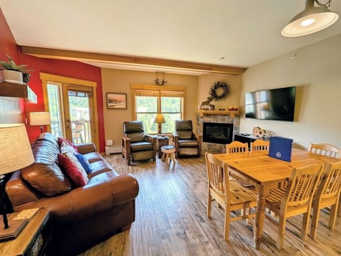 Mountain condo with ski hill views!