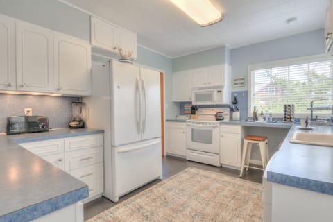 Floor 2 Kitchen with Amenities