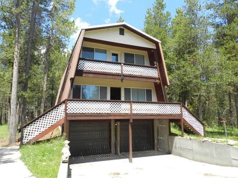 Beautiful cabin only 30 minutes from Yellowstone National Park. Sleeps 12 Take a day and visit Grand Tetons National Park also. Or just come enjoy family time in the mountains 