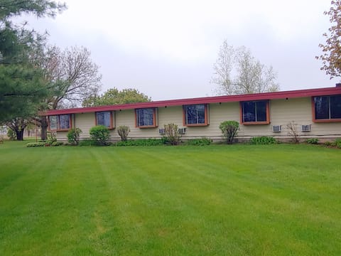 the building, all rooms are on the ground level.