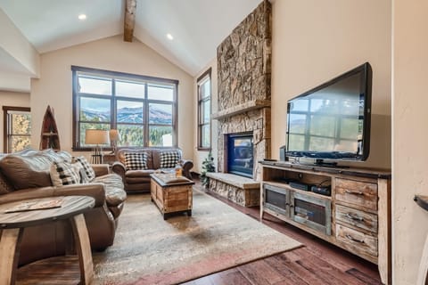 Open bright great room w stunning views