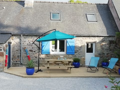 Beautiful house, sea 400m, hiking, quiet enclosed garden bright room Wc on ground floor  House in Crozon