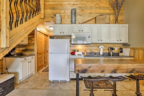 Kitchen | Bar Seating | Coffee Maker | Dishes & Flatware