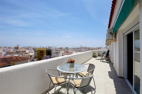 Large and sunny terrace for this lovely central apartment