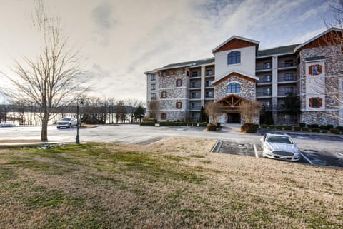 Luxurious lake front condo, 5 minutes from Big Cedar and numerous amenities. 