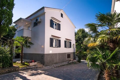 External view of the building. Picture 1