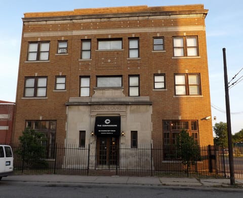 Commodore Apartments 