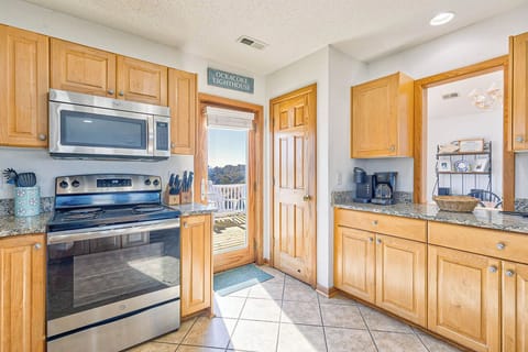 Top-Level Kitchen with Bar (seats 4)