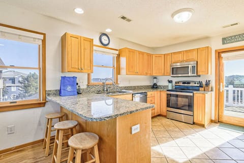 Top-Level Kitchen with Bar (seats 4)