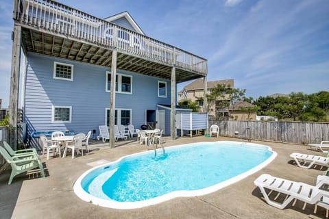 Rear Exterior of Cara Lina