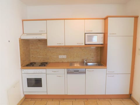 Kitchen - dishwasher, microwave, fridge & freezer compartment, oven, hob, 