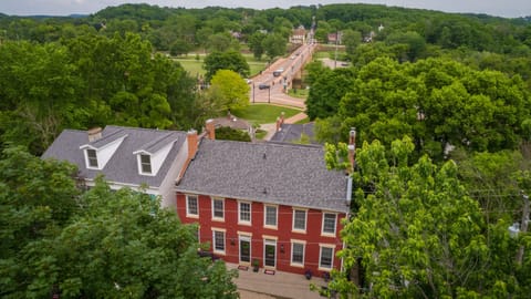 8 Minute walk to historic downtown