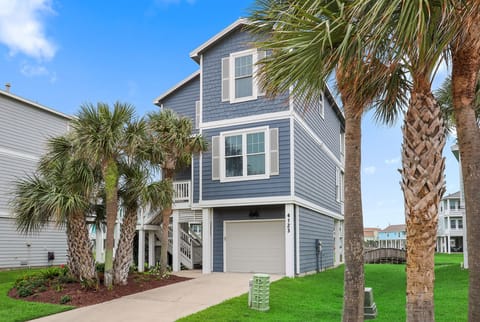 Welcome to the Beach! This charming home offers a fresh & inviting atmosphere.