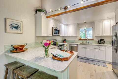 Kitchen | Dishwasher | Coffee Maker | Knife Set | 1st Floor