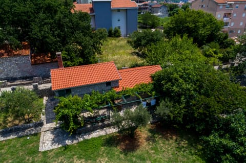 Studio house tucked in green area offers shade and peace - perfect for vacation!