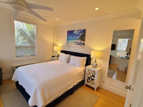 Fresh linens, 2 pillows, king bed, ceiling fan. 