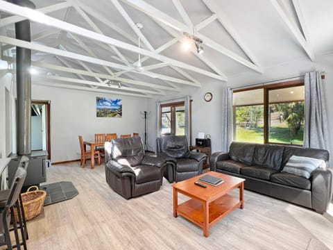 Cozy lounge retreat: Comfort and relaxation blend for a delightful stay. Ideal for shows or quiet mo