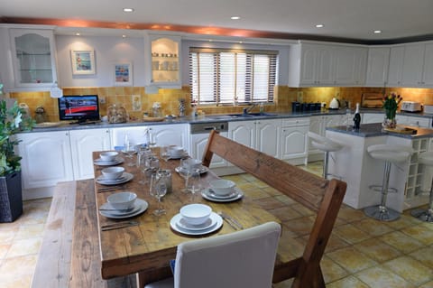 Large cottage, WiFi, parking