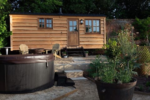 Luxury Shepherds hut with hot tub and garden