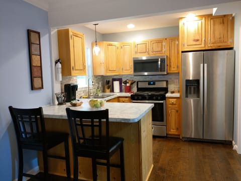 Fully Equipped Eat-In Kitchen including Dishwasher, Microwave, and Gas Range