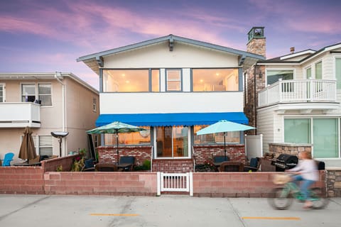 The rental is the upstairs of duplex; downstairs and patio - see VRBO 19311