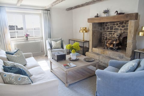 Living room with bay view, wood chimney and interior garden