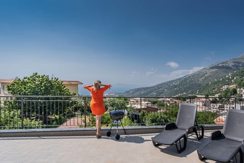 Newly refurbished apartment with a private panoramic terrace near Sorrento