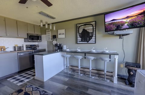 Welcome to Mountain Lodge 164, a charming property that feautres an eating bar and that has wonderful mountain views!