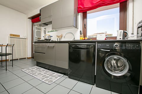 The kitchen with exit to the balcony