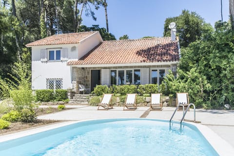 Private pool and sun terrace with deck chairs — Villa Blanche, luxury holiday villa in Sintra