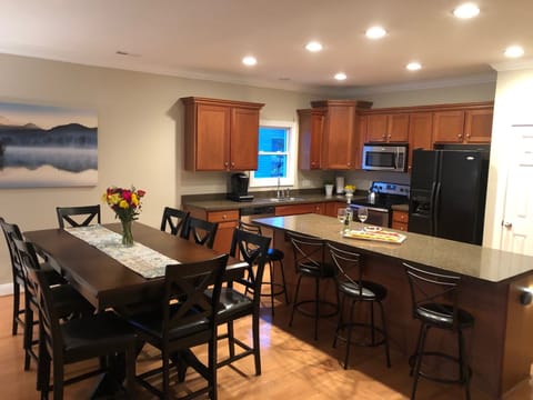 Kitchen/Dining Table