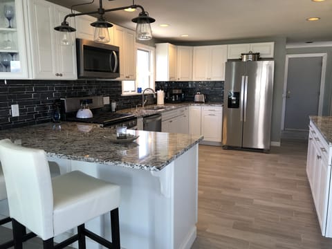 Kitchen & Eating Bar