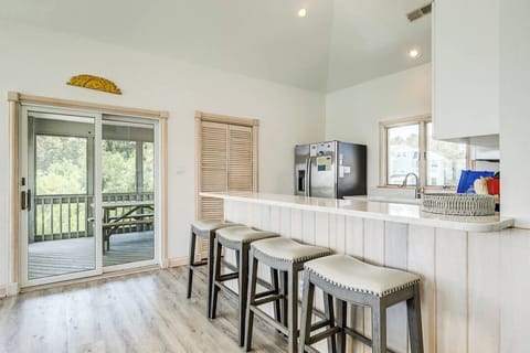 Top-Level Kitchen with Bar (seats 4)