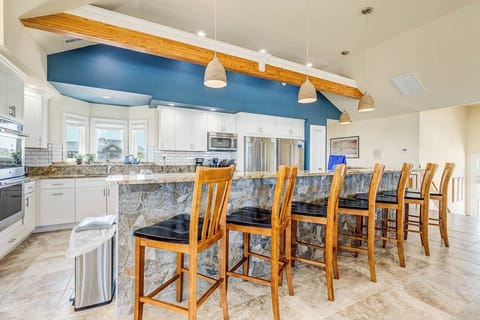 Top-Level Kitchen with Bar (seats 7)