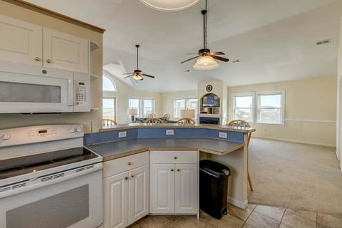 Top-Level Kitchen with Bar (seats 4)