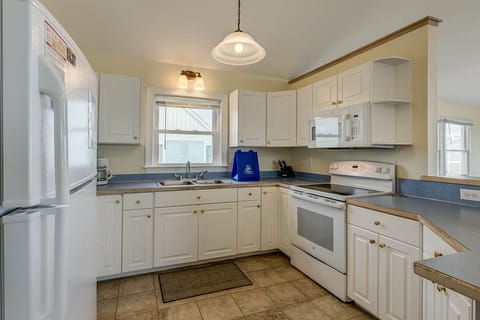 Top-Level Kitchen with Bar (seats 4)