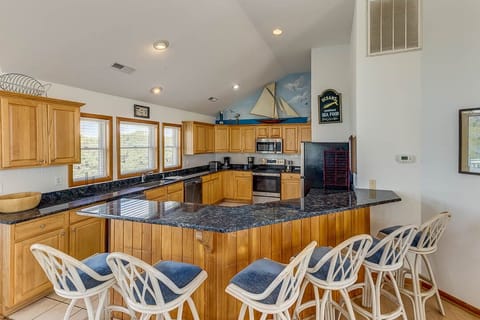 Top-Level Kitchen with Bar seats 6