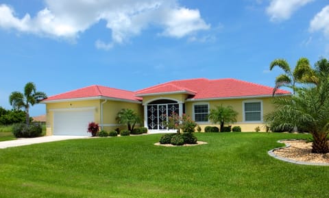 Villa with peacefull surroundings and beautiful landscaping enlightened at night