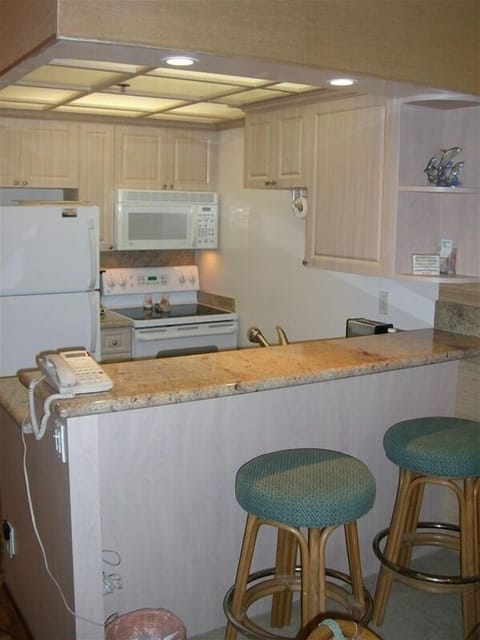 Kitchen with Granite counters & bar