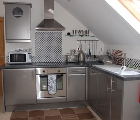Well equiped kitchen with all you will need for an evening meal in! 