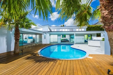 Solar heated pool, spa, entertaining & BBQ area