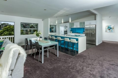 Open plan kitchen with Breakfast Bar & bar stools